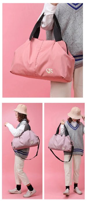 Femme porte sac de sport rose