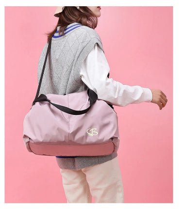 Femme avec sac de sport rose