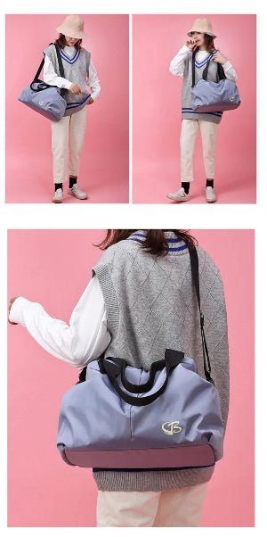 Femme porte sac de sport bleu