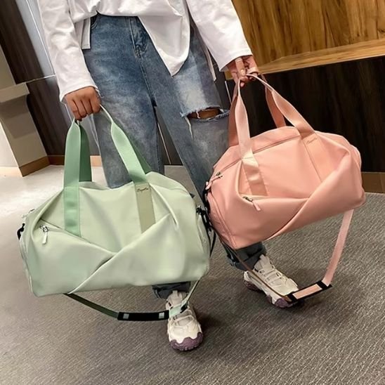 Femme avec deux sac de sport 