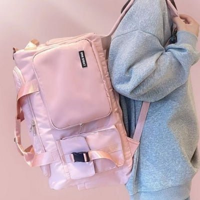 Femme porte sac de sport rose