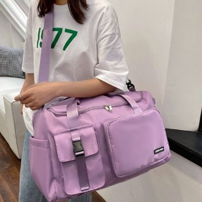 Femme porte sac de sport violet