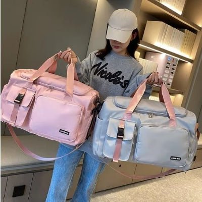 Femme porte deux sac de sport