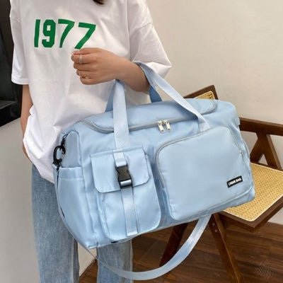 Femme porte sac de sport bleu