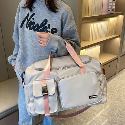 Femme porte sac de sport gris