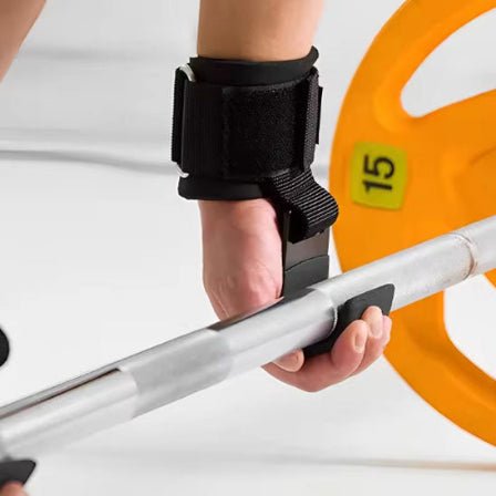 Sangle de tirage avec une personne qui tient une barre, prête à soulever pour un entraînement de force.