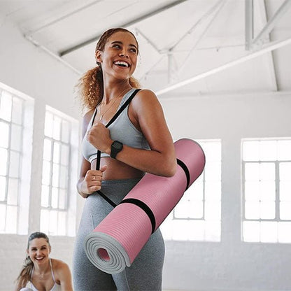 Femme avec le tapis de gym Confort Pro 10mm rose dans une salle de yoga
