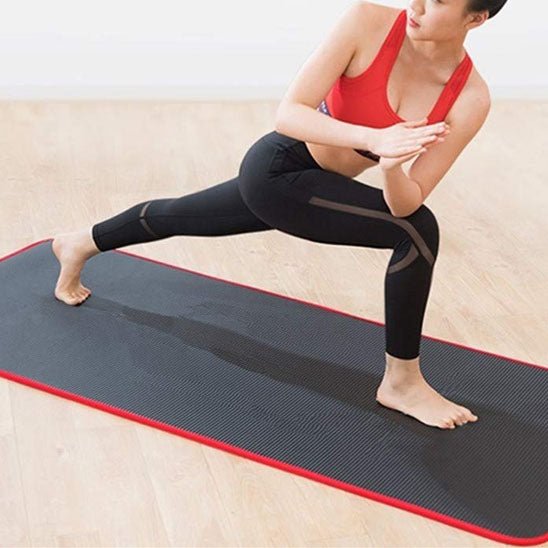 Femme effectuant des étirements sur le tapis de gym Confort Pro 10mm