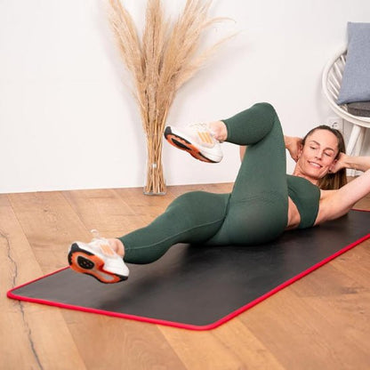 Femme allongée sur le tapis de gym Confort Pro 10mm noir