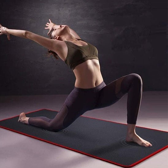 Femme en mouvement de yoga sur le tapis de gym Confort Pro 10mm