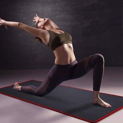 Femme en mouvement de yoga sur le tapis de gym Confort Pro 10mm