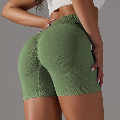 Vert short de sport femme debout cote